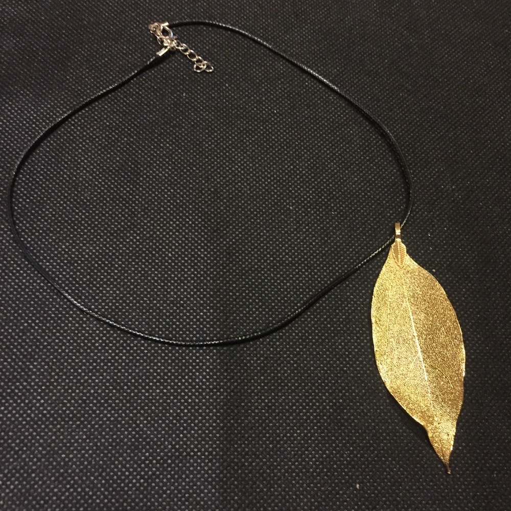 🍃 🍂 Lovely Metallic Leaf Necklace In Gold Or Silver - Picture 2 of 7